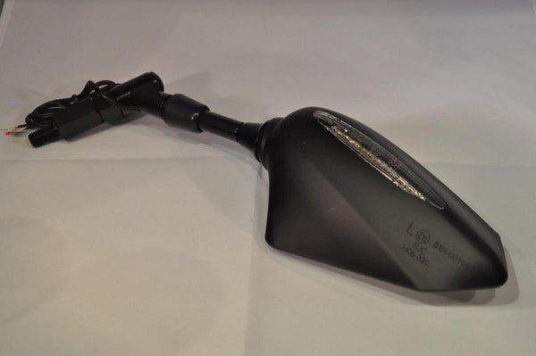 Accédez au rétroviseur avec des clignoteurs pour la règle laissée.