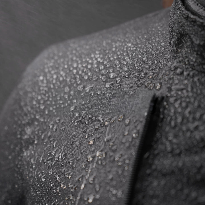 Vattentålig yta på Rebelhorn Jax MC-jacka med droppar på tyget. Perfekt för körning i alla väderförhållanden.