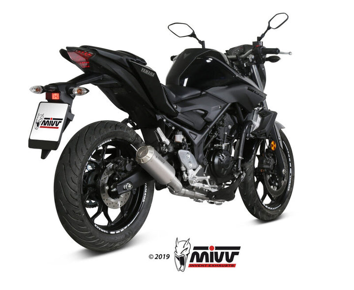 MIVV MK3 Full Exhaust System - Stainless Steel X.YA.0008.SM3X monterat på svart Yamaha MT-03, visad bakifrån med fokus på avgassystemet.