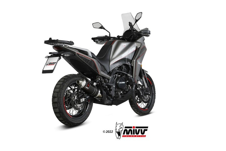 MIVV Dakar Silencer MM.001.LDKB monterad på en äventyrsmotorcykel, visad bakifrån i vinkel. Perfekt reservdel inom ACC. EXHAUST-kategorin.