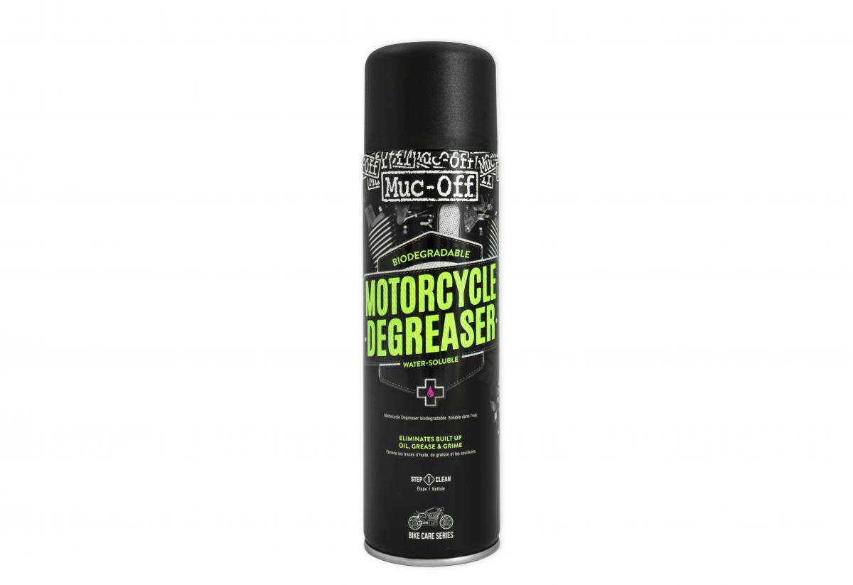 Muc-Off Motorcycle Degreaser 500ml med biologiskt nedbrytbar formula, idealisk för att ta bort olja och fett från motorcyklar. Förpackning i svart sprayburk med grön text och vattenlöslig egenskap.