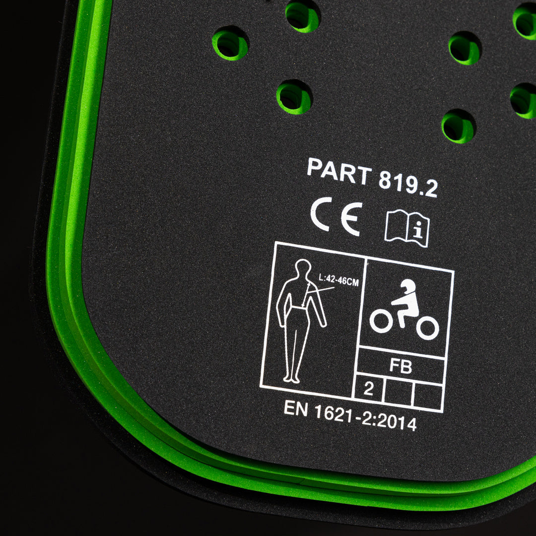 Detaljbild av iXS Ryggskydd CCS Level 2 med CE-certifiering, storleksinformation och EN 1621-2:2014-standard för motorcykelskydd.