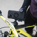 SP Connect Bike Micro Stem Mount SPC+ i användning på cykel, med mobiltelefon fäst för enkel åtkomst till appar och navigering.