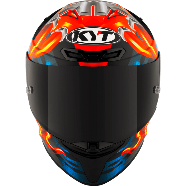 Framsidan av KYT TT-Revo Gear Hjälm med mörkt visir och flammande grafik i rött och blått. Designad för både stil och skydd.
