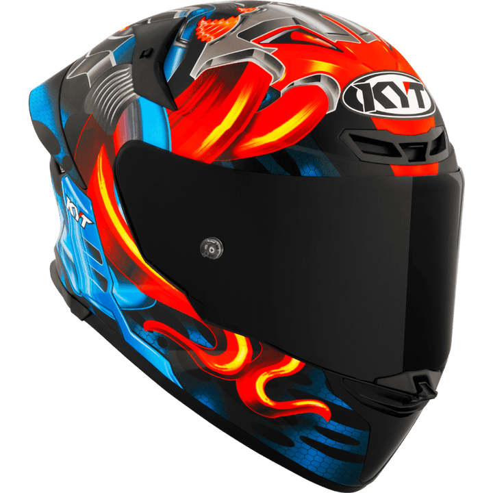 Motorcykelhjälm KYT TT-Revo Gear med aggressiv design i svart, rött och blått. Utrustad med mörkt visir och avancerad ventilation.