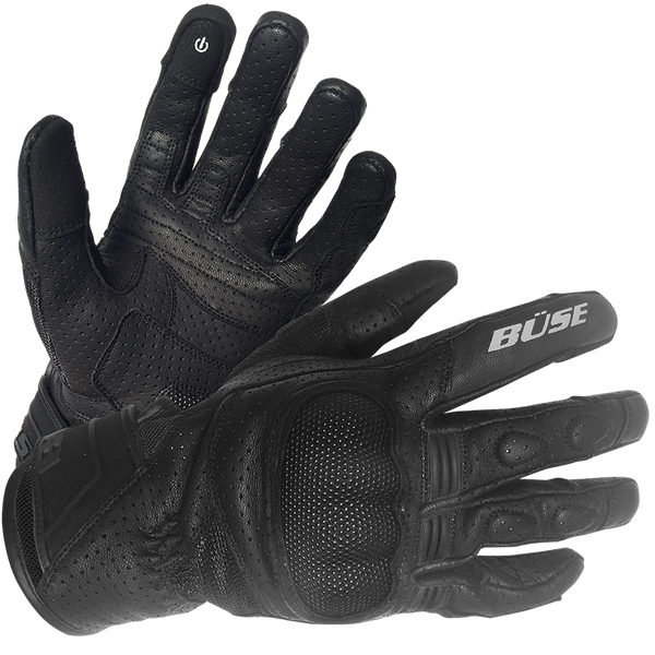 BÜSE Mc-Handskar Rocca Svart i svart läder med perforerad design för ventilation och förstärkta knogar för extra skydd. Perfekta motorcykelhandskar för säkerhet och komfort.