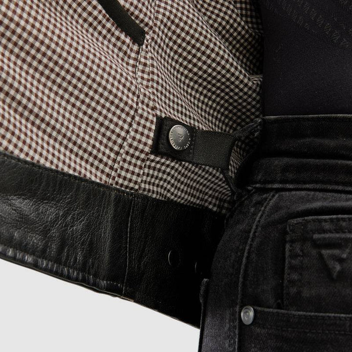 Närbild på insidan av Rebelhorn Dam Mc-Jacka Hunter II Vintage Brun med knappdetaljer och rutigt foder.